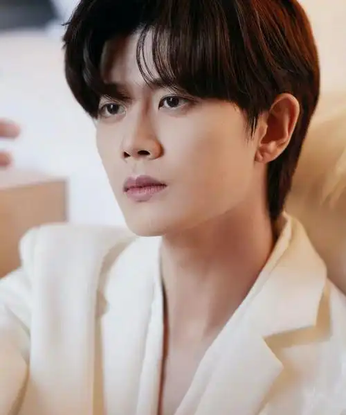 就在刚刚,任嘉伦一袭白衣白裤造型亮相直播活动,帅气的发型,简约的