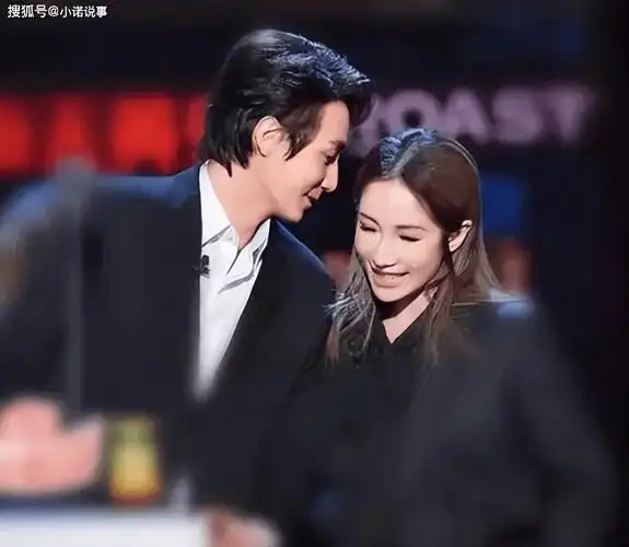 萧亚轩还不断地增加黄皓的露脸机会,不仅上了恋综节目《女儿们的恋爱