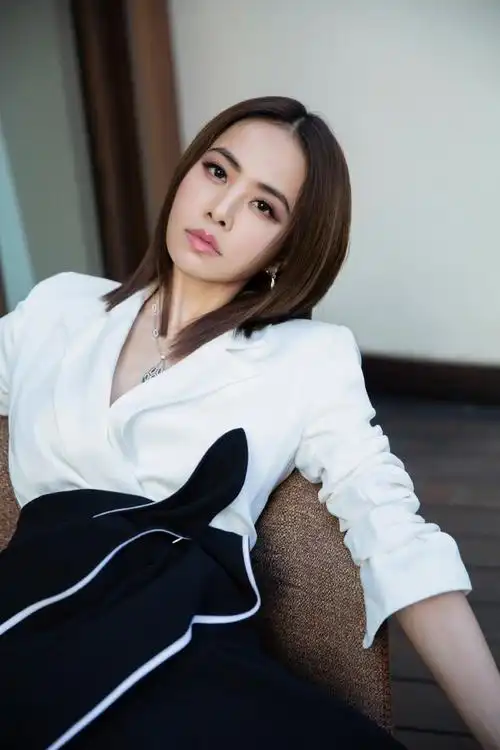 组图:蔡依林高开叉礼服秀长腿细腰 领口微拢事业线若隐若现_高清图集