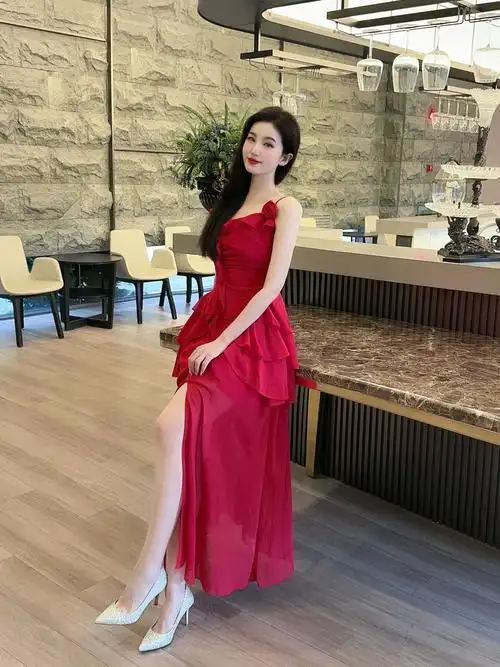 红色吊带长裙 穿去约会好浪漫～
搭配金色尖头高跟鞋 明艳➕贵气感
