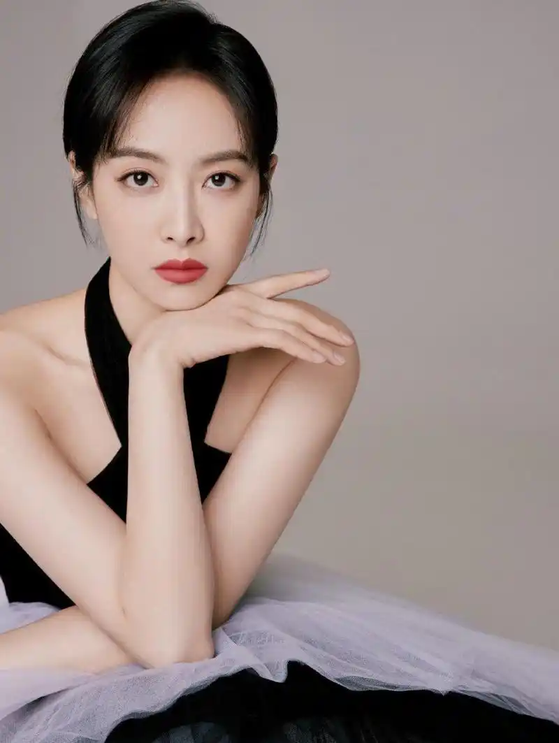 宋茜黑白仙女纱裙好优雅,气质一整个拿捏了 笑起来好甜,期待今晚的