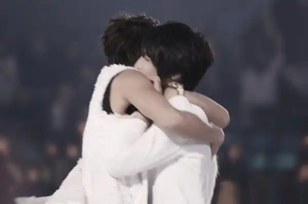 求允在世纪拥抱不带水印的图