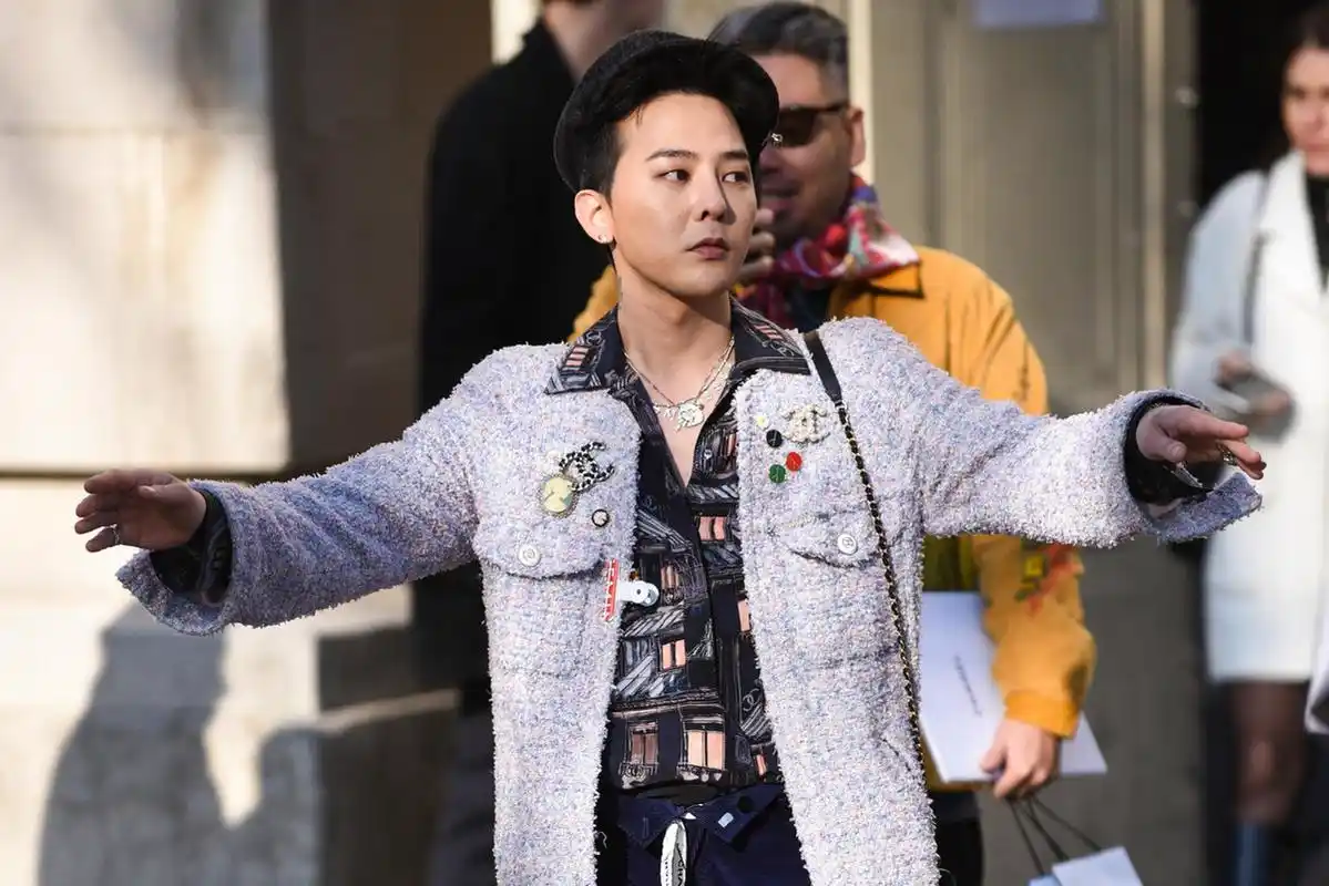 权志龙穿潮装出席活动小香风时尚新潮生图也有沧桑感