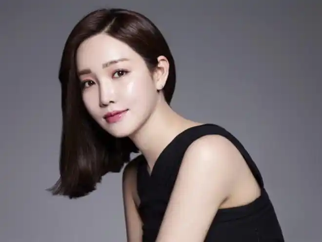 2010年9月,李宥利和丈夫赵桂铉结婚.李宥利说:"一年后,我结婚了.