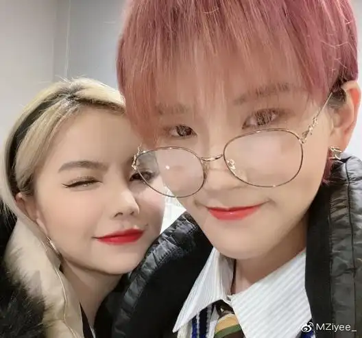 陆柯燃晒the9合照和别人拍一本正经唯独和刘雨昕活泼得像孩子