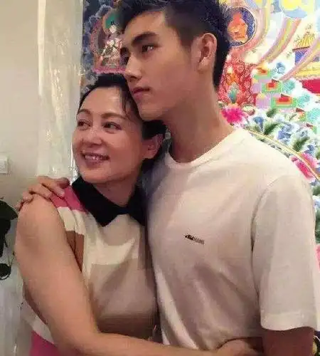 吴亦凡的妈妈简直可以出道了!