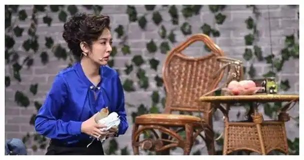 王晓晨的演艺之路始于京剧的刀马旦,她凭借扎实的功底保送至中国戏曲