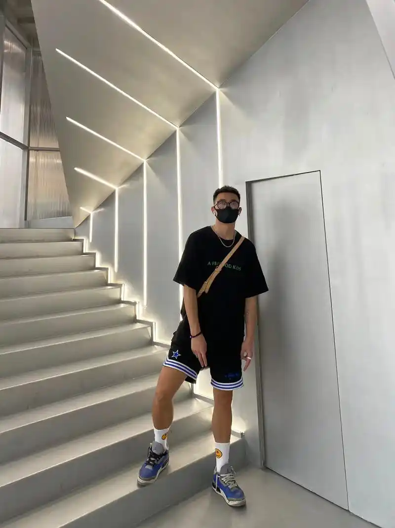 成都的爱 不爱就爬 我把兄弟推给你#身高188 #身高185 - 抖音