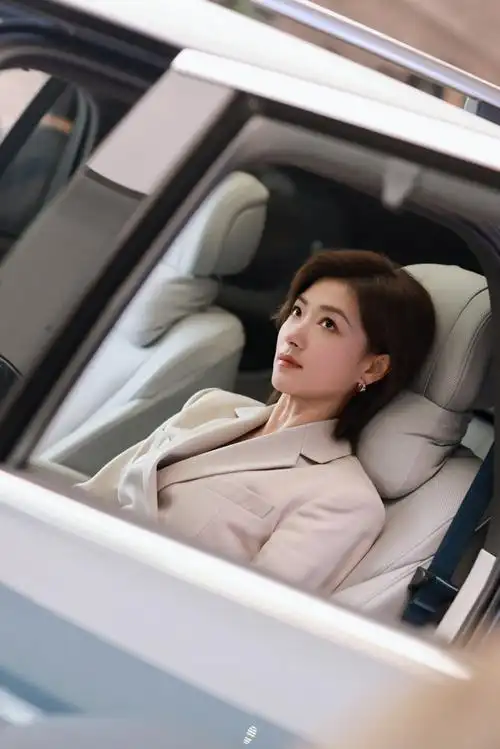 万茜超话94#上海新华为旗舰店开业#遥遥领先*4@万茜