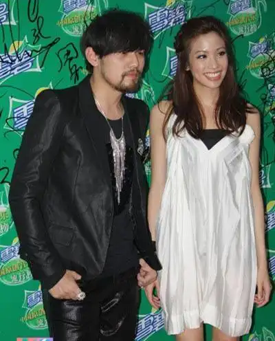 原创乘风破浪:袁咏琳因没自信大哭引热议,网友:这么优秀还自卑?