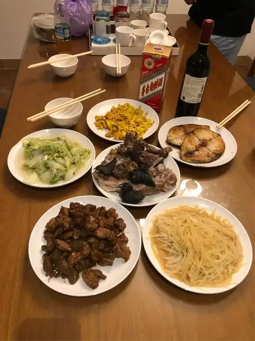 在套间里为爸爸们准备的晚餐,厨具简陋,菜料有限,真情漫溢