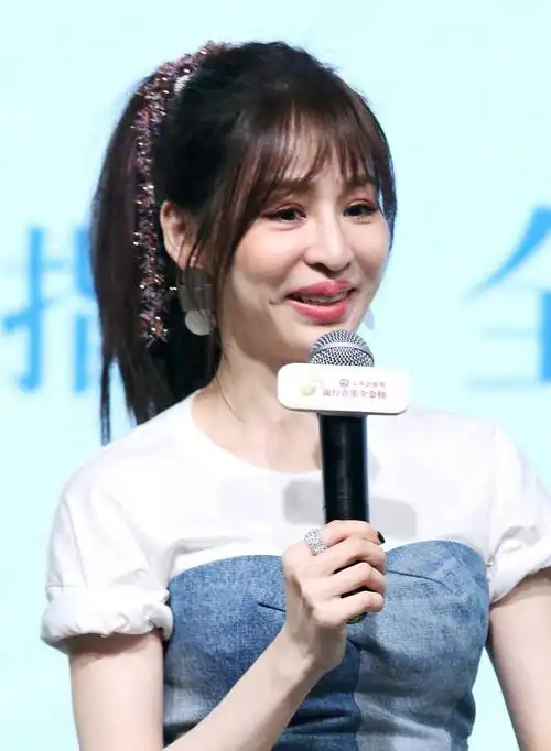 只见王心凌面部僵硬,双眼凹陷,嘴巴极其不自然,明明很瘦弱双下巴却尤