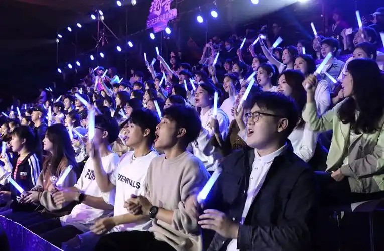 观众席上座无虚席.李虹莹摄