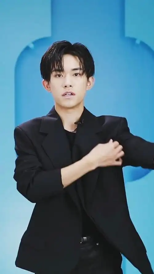 易烊千玺 湿发好帅!谁说弟弟发际线高的