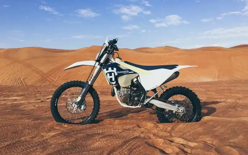 超炫酷摩托车高清图片桌面壁纸