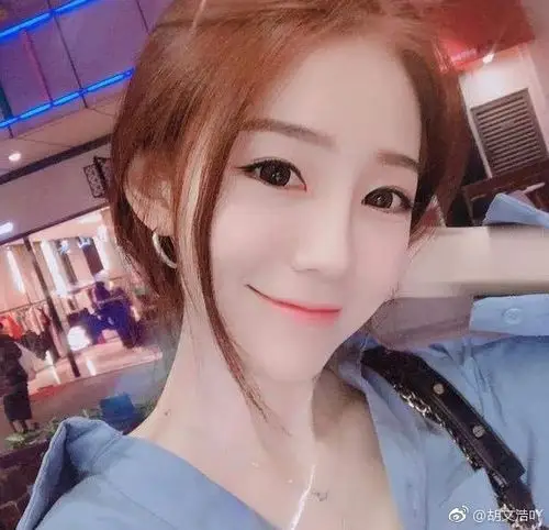 继莉哥后她成"虎牙一姐",腿长颜值高,土豪一小时打赏70万