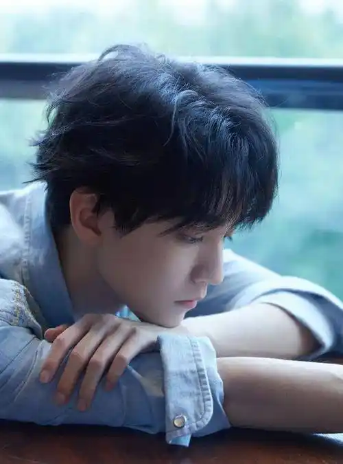 原来王俊凯打游戏喜欢发表情包!一边猛一边可爱,超具反差萌!