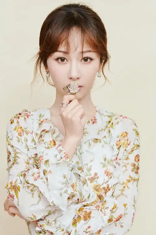 > 杨紫清新灵动写真图片(2/2)