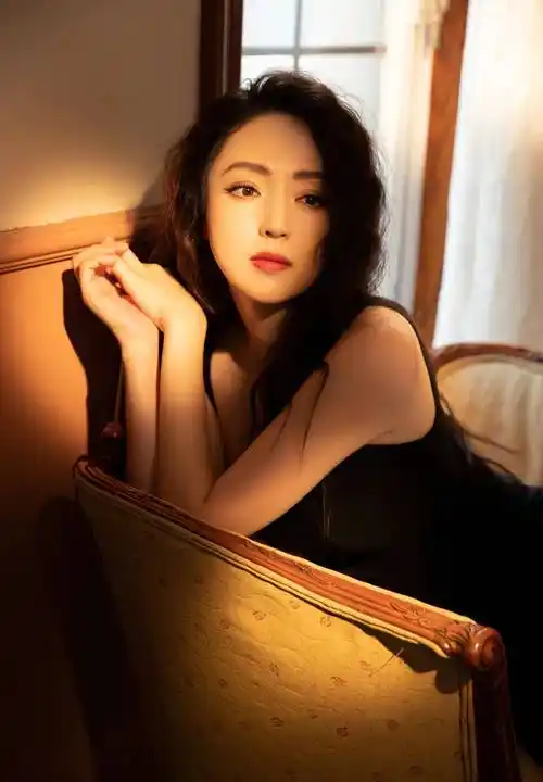 43岁董璇晒生日照,身材饱满,少女感十足_卷发_黑色_紧身衣