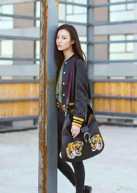 看了这么多年的明星穿搭,只有倪妮的最适合普通人,慵懒又随性