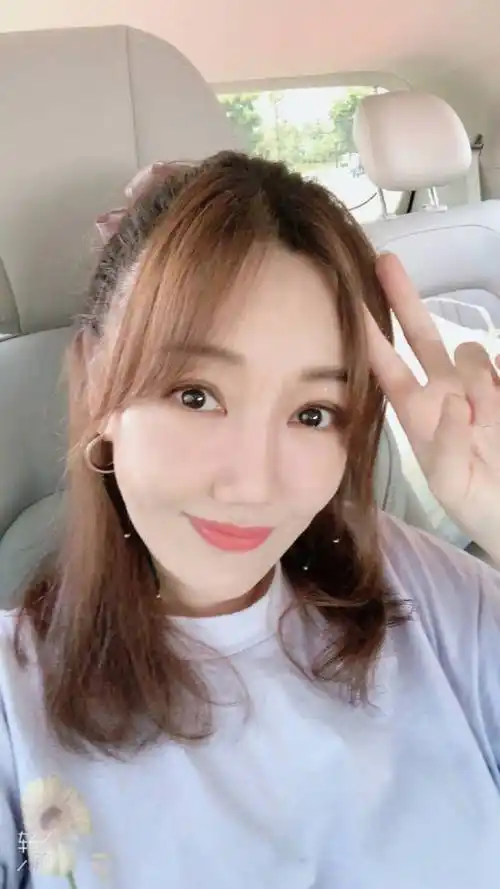 原创42岁薛佳凝晒自拍近照撞脸金莎白皙紧绷的脸蛋略显僵硬