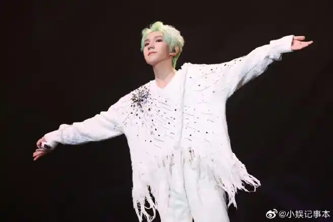 王源演唱会应援棒有红绿蓝三色