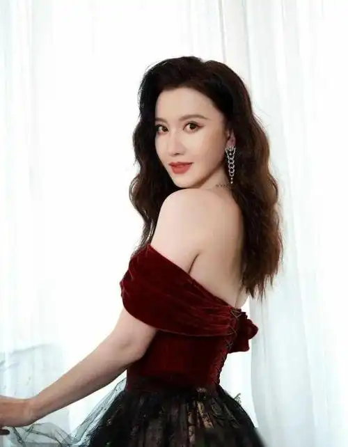 张萌中国内地女模特演员制片人主持人钢琴教师歌手