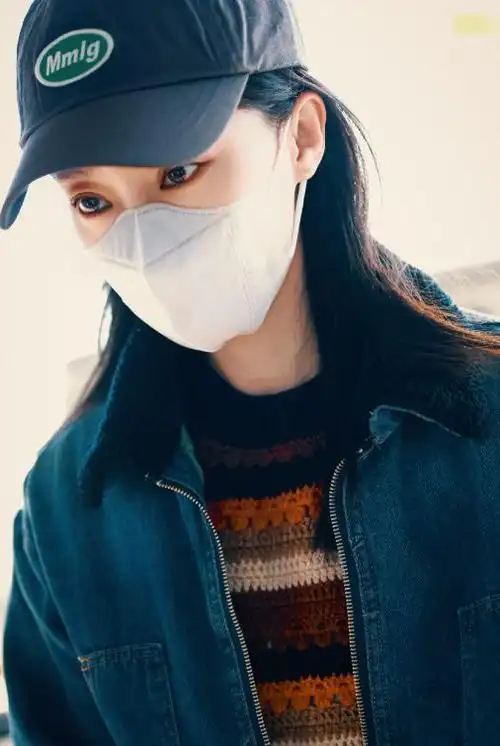 张小斐时尚亮相机场搭配条纹毛衣和蓝色牛仔外套