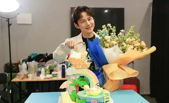 何炅生日很冷清大合照吴昕位置亮了张雨绮后台庆生