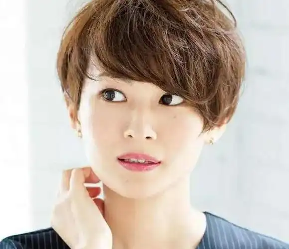 到了40岁的"家庭妇女",有白发的剪这3种发型,时髦减龄又气质_腾讯新闻