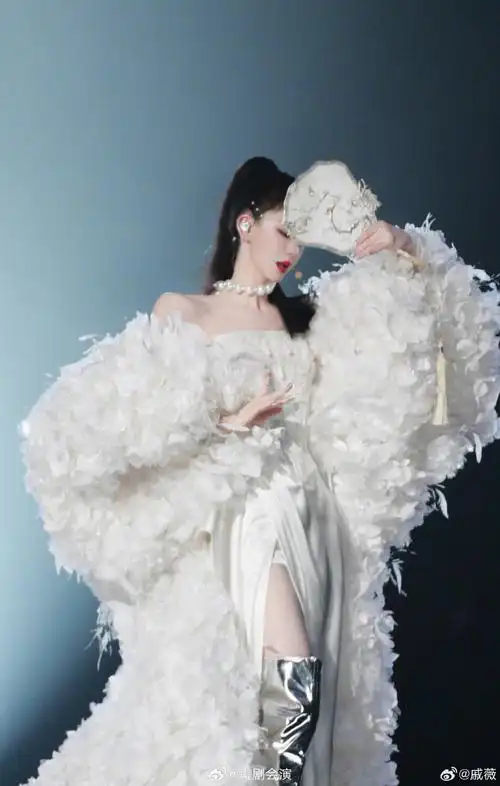 戚薇新中式舞台##戚薇满白繁花长裙
