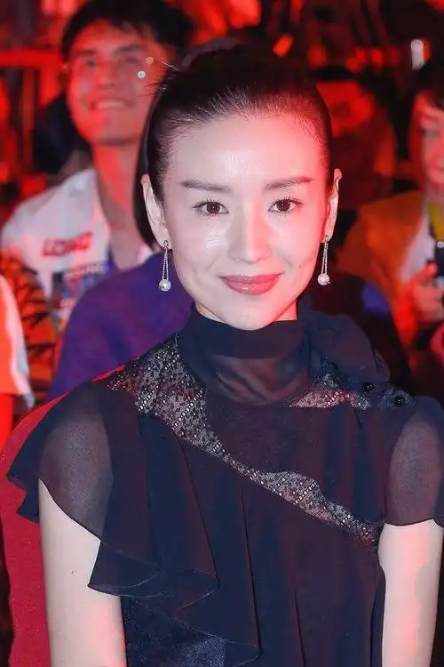 女星董洁暴瘦认不出!参加活动笑容满面,气质犹在年龄感强