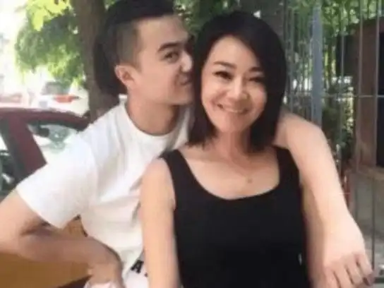 此后,闫妮又认识了小11岁的小张铎,两人爱得轰轰烈烈,最终还是以分手