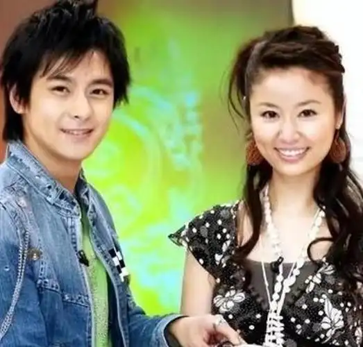 她那时还跟当时超红的林志颖谈起了恋爱,这也是林心如唯一公开承认过