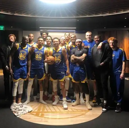 勇士在更衣室为库里开庆功会,科尔送上比赛用球,一起站上冠军地板