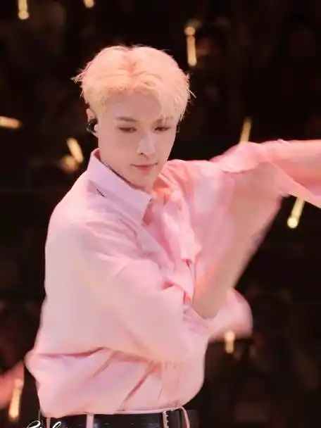 张艺兴[超话]#231118 成都honey我好爱这身粉嫩嫩的衣服!