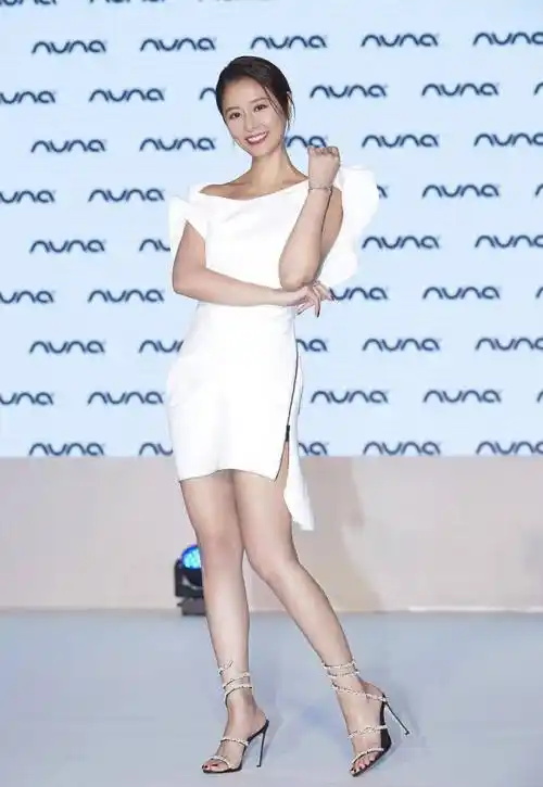 林心如身材好气质佳,硬把礼服穿成"白大褂",造型师在想什么?