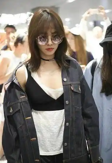 这样的蔡依林是不是在机场街拍这一块拗造型太过头了呢~很明显的黑色