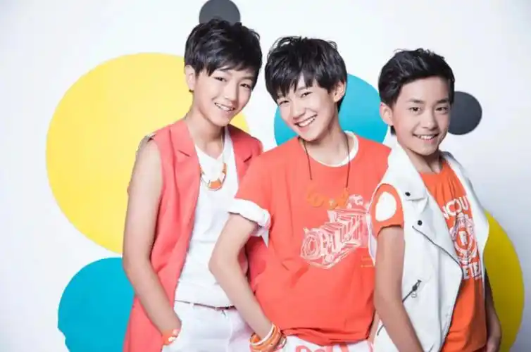 2013年8月,tfboys发布了组合形象宣传片《十年》,正式出道,便开启了