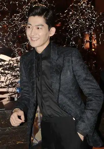 张翰也变低头族 出席活动不停刷手机 - 中国男明星图片 - 天极图片