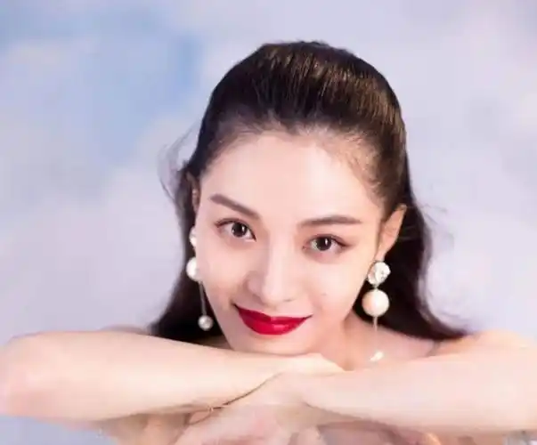 钟楚曦疑恋情曝光,与封神演员紧搂回家,此前被认为是张云龙女友|李现