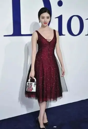 景甜也有大胆一面穿低胸红裙大秀性感好身材傲人上围太抢镜