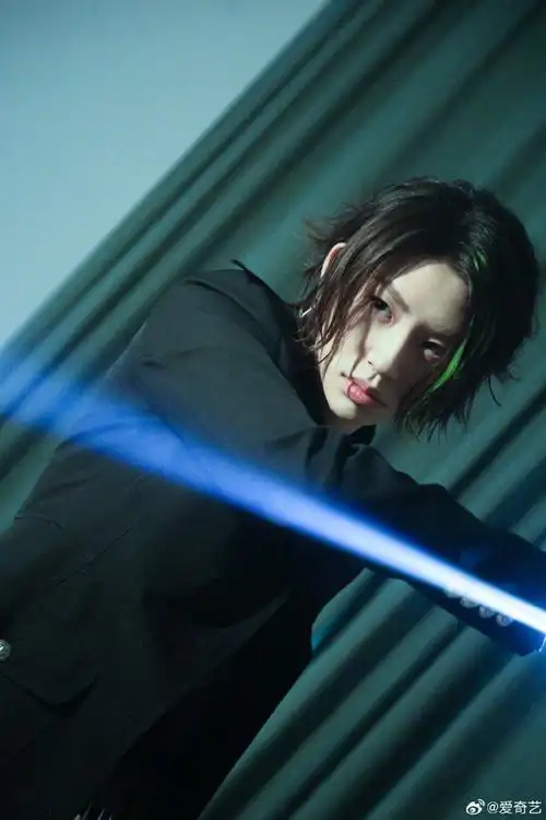 小鬼成都演唱会森系氛围感写真##小鬼演唱会预热暗黑风衣造型