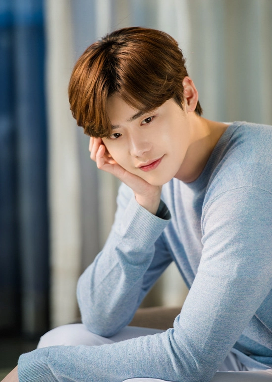 李钟硕退伍归来ins更新长发西装照日系美男氛围绝了