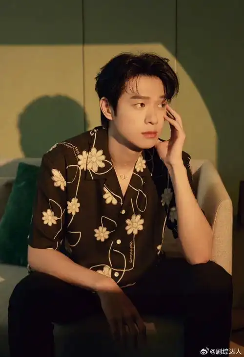 魏大勋光影花衬衫托脸照