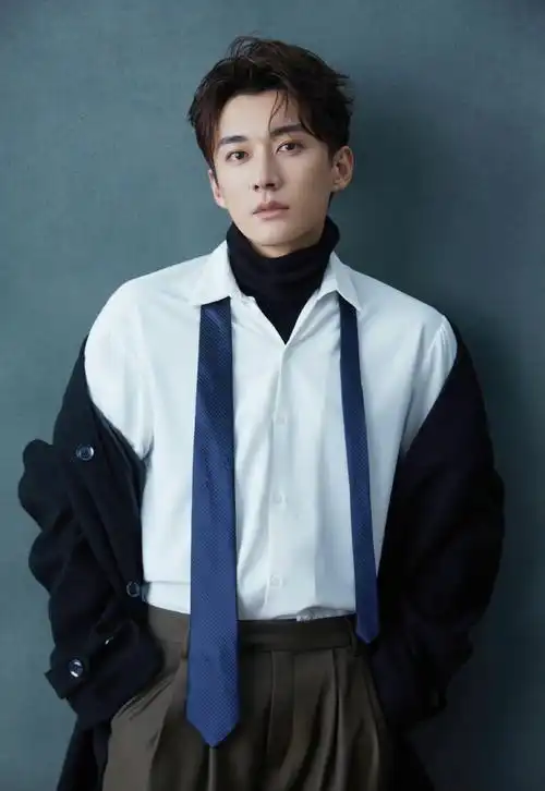 刘学义最新写真大片!扯领带动作帅出天际,时尚穿搭气质儒雅__财经头条