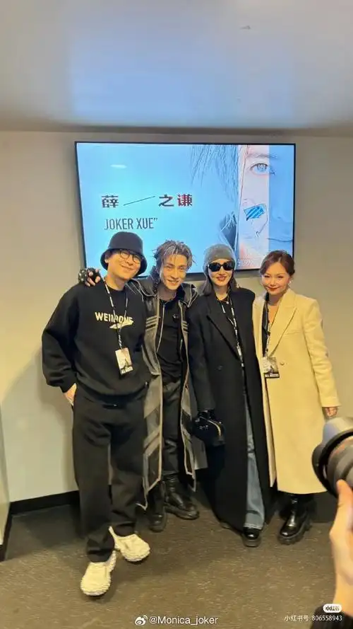 薛之谦纽约演唱会#  薛之谦扭腰合照小合集…  剪刀手 比心(欢迎评论