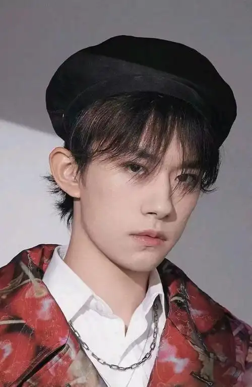 易烊千玺活动造型分享,穿搭吸睛又绅士,满满男友力,青春活力