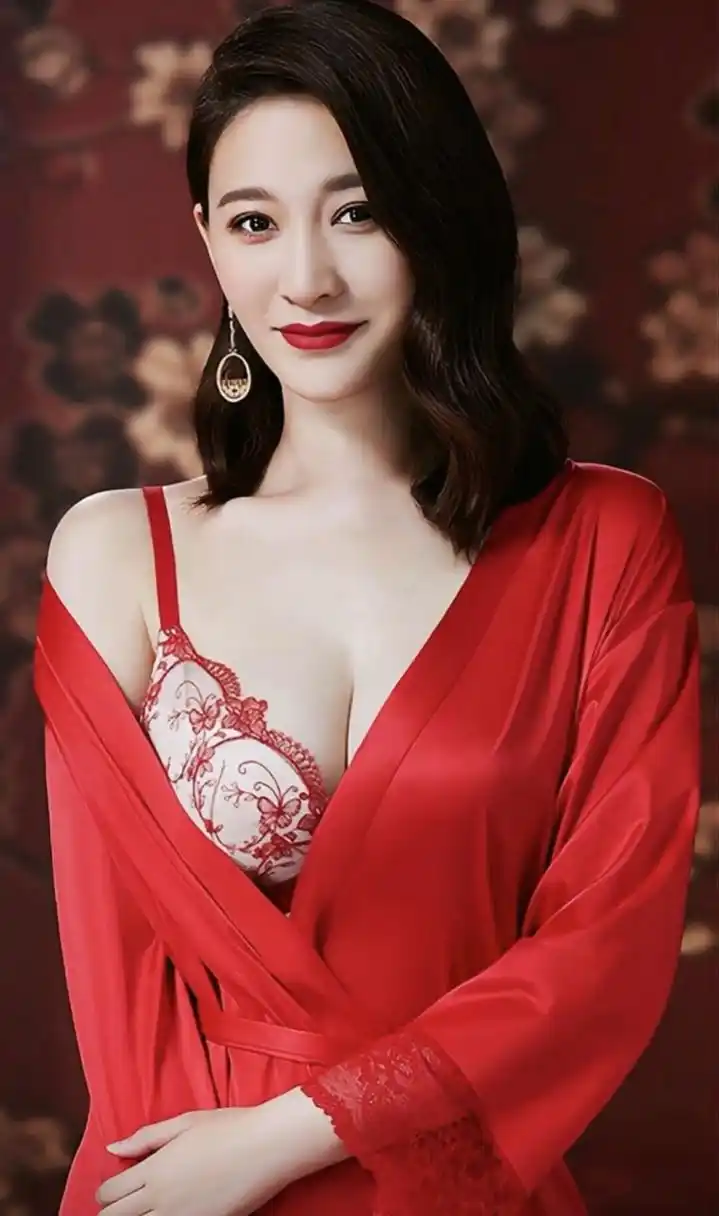 李小冉穿内衣拍写真广告,大秀身材!