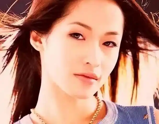 萧亚轩,华语乐坛的一颗璀璨明星,自出道以来便以其丰富的音乐创作为世